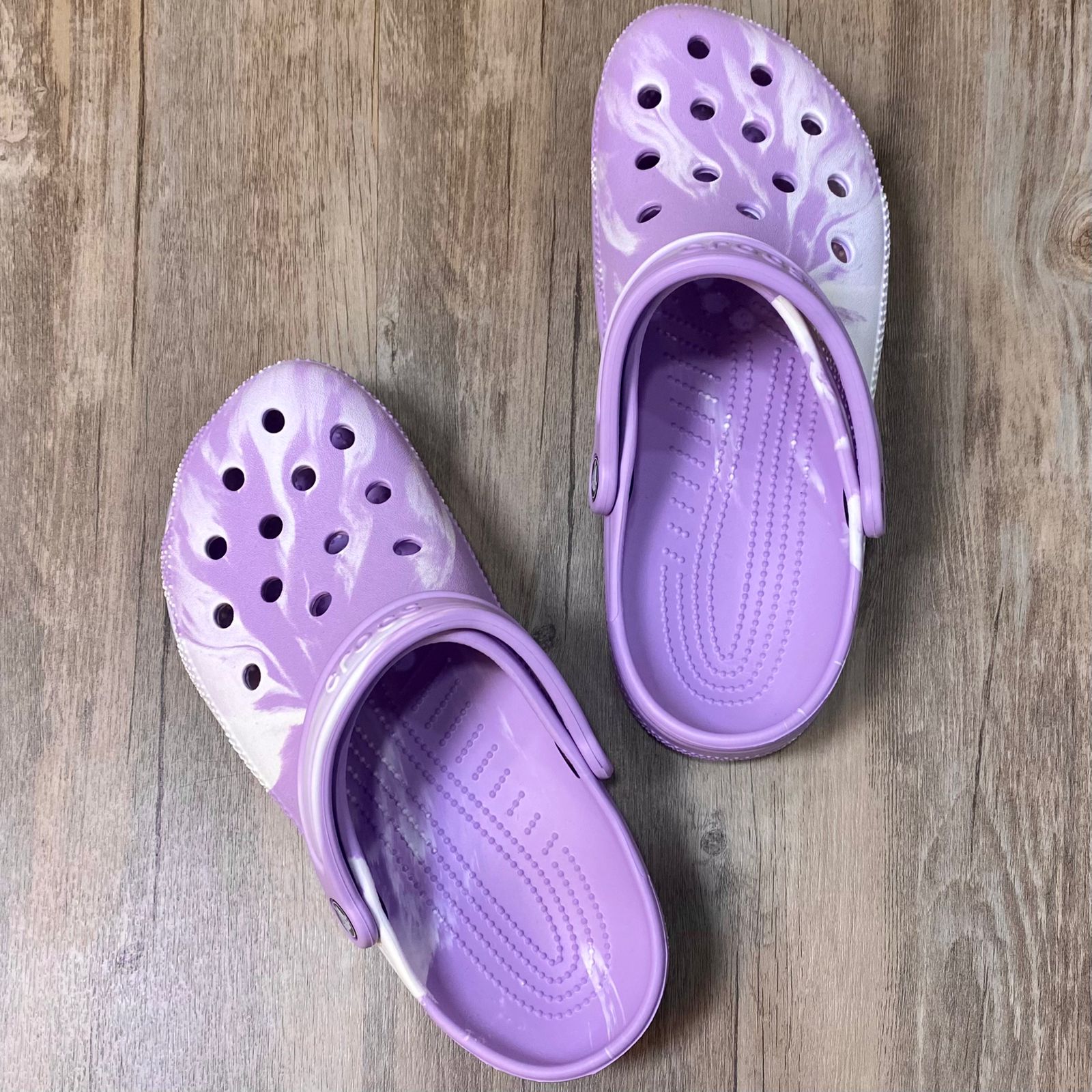 Dép Crocs Classic Roomyfit Loang HN2 White/Purple